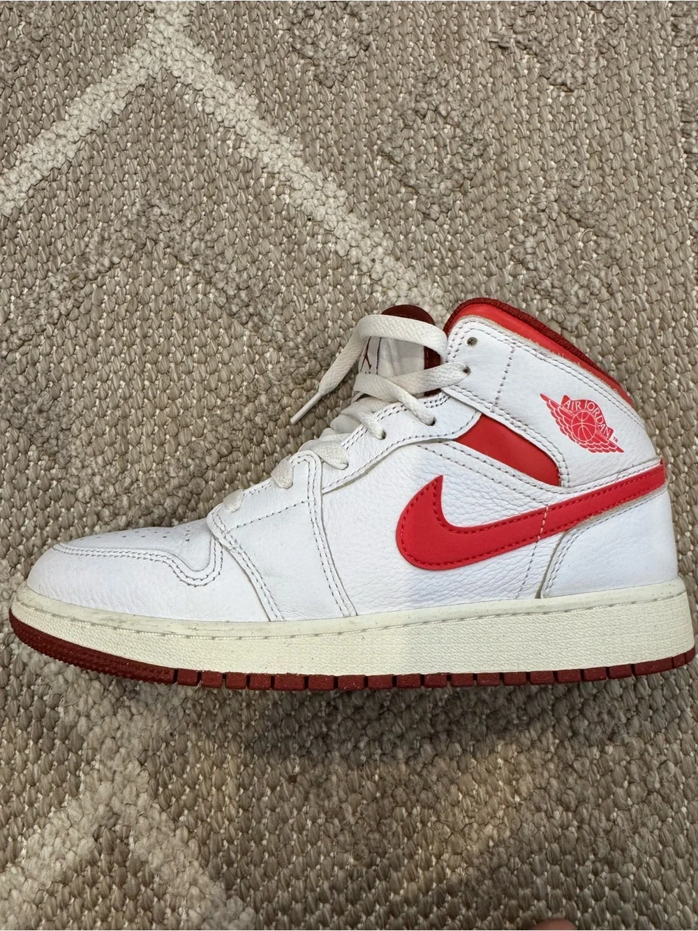 Air Jordan 1 Mid SE GS “White/Dune Red Size 6Y